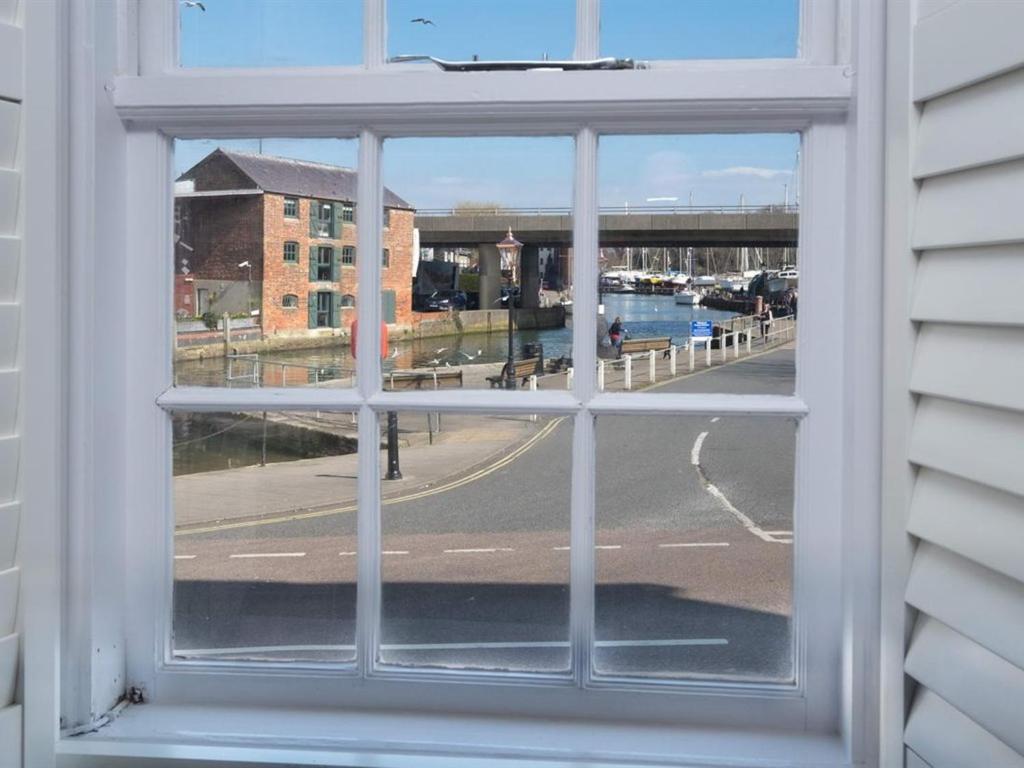 One Holyrood Hotel & Cafe Newport  Pokoj fotografie