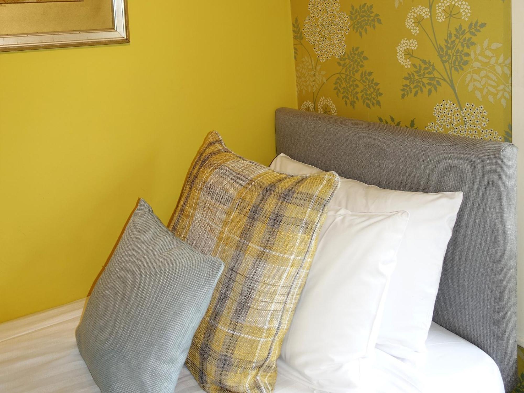 One Holyrood Hotel & Cafe Newport  Pokoj fotografie