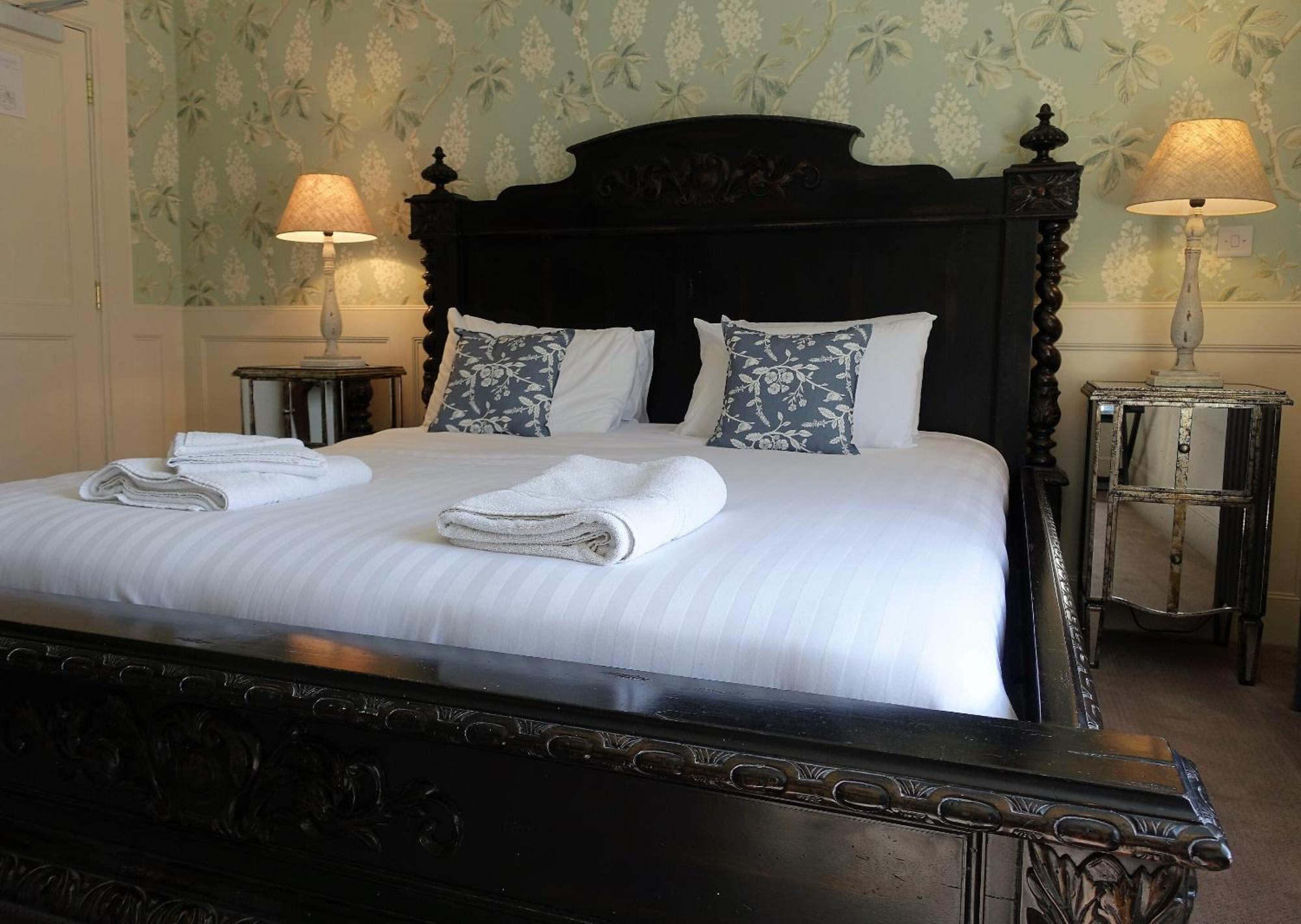 One Holyrood Hotel & Cafe Newport  Pokoj fotografie